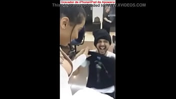 Anitta pagando peitinho