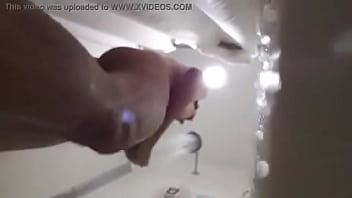 Jeune Garçon Pris Sous La Douche