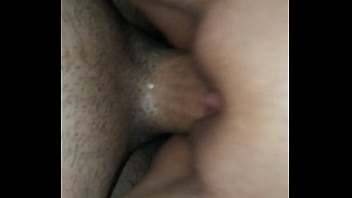 Brünette reitet wild auf ihrem Freund