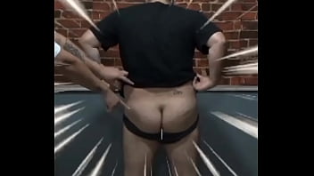 Rody Chupando o Pirulito de pimenta pelo Cu