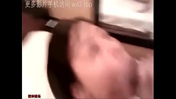 父女乱伦 女儿刚放学回家衣服都没来得及脱就被父亲吃奶摸b爆 2025