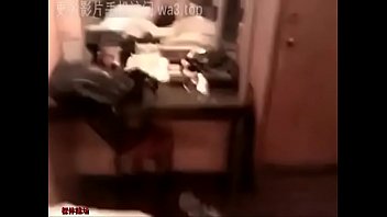 父女乱伦 女儿刚放学回家衣服都没来得及脱就被父亲吃奶摸b爆 2025