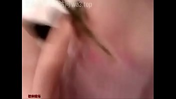 父女乱伦 女儿刚放学回家衣服都没来得及脱就被父亲吃奶摸b爆 2025