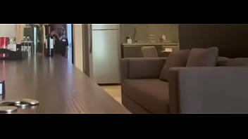 Recibo A La Del Servicio Al Cuarto Desnudo Mientras Me La Jalo Mostrando Culo Y Pene...