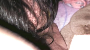 Stiefbruder kniet sich zwischen meine Beine und leckt mich durch das Blumenmuster-Bett