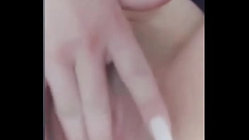 Coquine Se Masturbe Avec Un Plug Anal