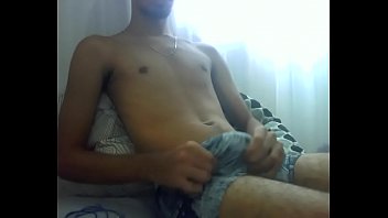 Novinho roludo se exibindo na webcam