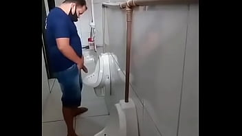 Flagra de gordinho super dotado no banheiro