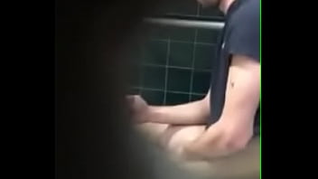 Pego batendo uma no banheiro publico