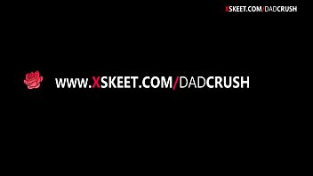 Papi desagradable se folla a su linda hijastra