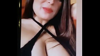 Gigant-Titten in Trägerkleid-Pracht!