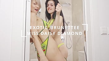 4K Hot Shower Lesbians Kissing and pussy fingering till Orgasmus