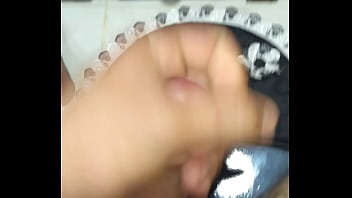 Punheta no banheiro