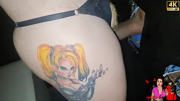 Tattoo-Blondine saugt Schwarze Dicke voll