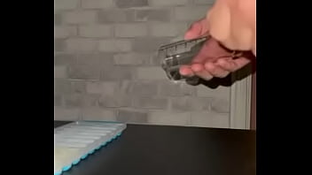 Coletando esperma para transformar em gelo