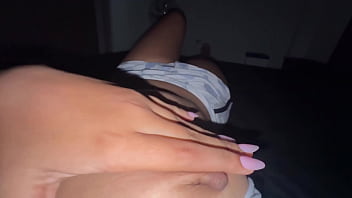 O vídeo mais quente que você verá hoje, papai. Adoro me masturbar antes de ir para a faculdade.