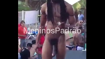 Negão desfilando pelado