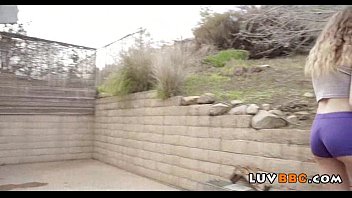 Jeune Fille Blonde Aux Cheveux Bouclés Prend Une Grosse Bite Noire 51 81