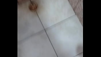 Homem dotado se masturbando