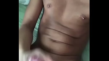 Jato de porra do muleque delícia vai na própria boca