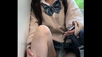 【eros1868対面座りパンチラ】対面で盗撮されることに気付くと自らスカートをたくし上げイチゴPを見せてくれるツインテのロリロリJK