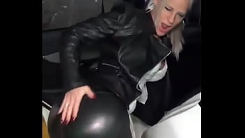 Putinena se camina las calles con una corrida en su delicioso culo....