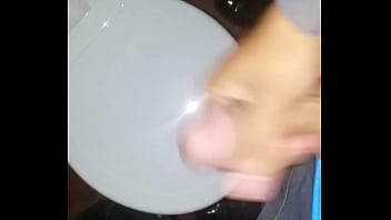 Me hago una paja en los baños de la u