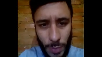 Menino assumindo identidade