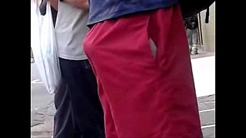 Homem se bulinando no ponto de onibus