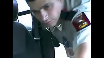 Polizist im Auto: Heißer Ruck in der Umkleide