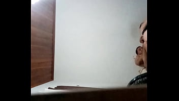 Comendo Branquinha Bundona Enquanto Tudo Mundo Sai...