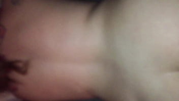 Dicke Hausfrau lutscht meinen jungen Schwanz während Ehemann zusieht - Geheimes Treffen auf Wunsch