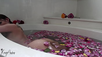 Warmes Rosenwasser - Verloren in der Wanne