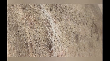 Indische Tante zupft saftige Nippel hart