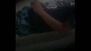 Jalándosela en el baño