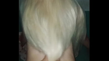 Me follo a una rubia cachonda