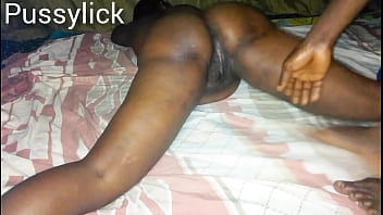 Geiler Lecksklave kniet vor meinem Schwanz