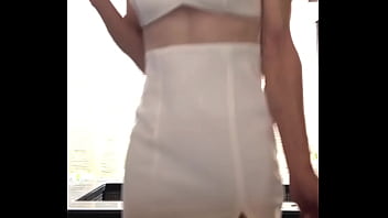 父女乱伦 女儿刚放学回家衣服都没来得及脱就被父亲吃奶摸b爆 2025