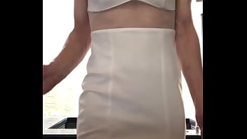 父女乱伦 女儿刚放学回家衣服都没来得及脱就被父亲吃奶摸b爆 2025