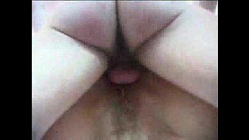 REIFE MILF LIEFERT SICH DREI JUNGEN MÄNNERN AUS