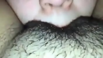 Ficou com tesão e caiu de boca na bucetinha peluda da amiga - http://novinha.xyz/