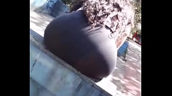 Os caras olhando minha bunda gostosa