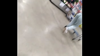 Nalgas Saltarinas Y Sabrosas En Walmart...
