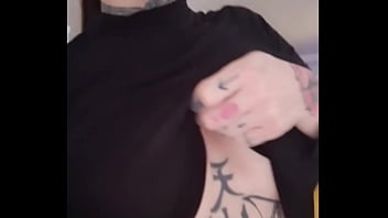 Disponible de 14h à 15h30 pour des shows très hot bisous Eva