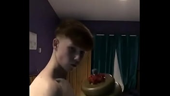 Video SeanyP Twink Lifts Weights Shirtless