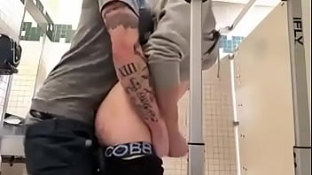 RAPIDIN EN LOS BAÑOS GAY