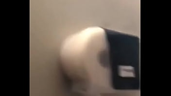 boquete no banheiro do aeroporto