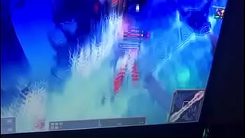 velha safada bate uma enquanto vê novinhos se atiçando em público