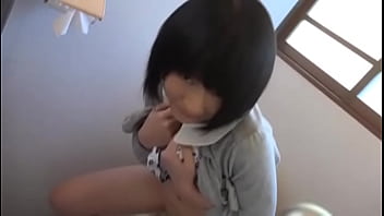 ロリ少女がおしっこ我慢限界で放尿 - BoulX.com