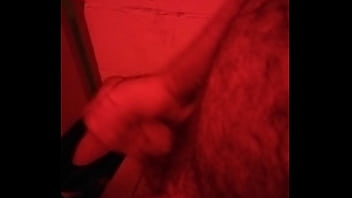 Peludo cachondo en baño publico